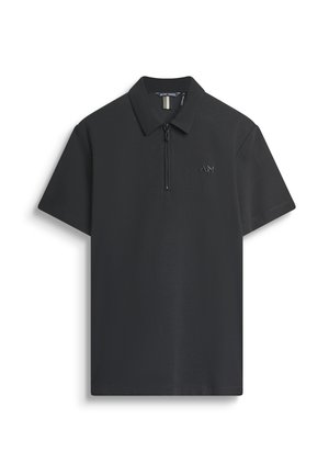 Zwarte polo met een korte rits, gestructureerde stof en een klein reliëflogo aan de linkerkant. Klassiek kraagontwerp.
