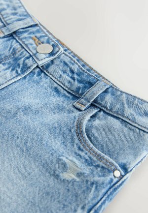 Lyseblå denimshorts med en slidt tekstur, med en sølvknap, bæltestropper og en enkelt forlomme.
