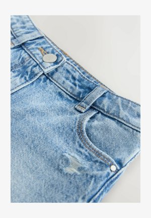 Svijetloplave traper kratke hlače s izlizanim izgledom, sadrže srebrni gumb, prorede za remen i jedan prednji džep.