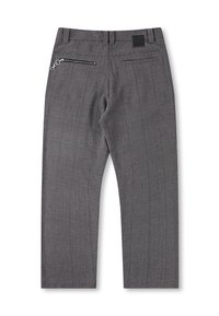 Pantalon gris à carreaux avec passants de ceinture, deux poches arrière et une petite chaîne attachée à la fermeture éclair de la poche arrière droite.