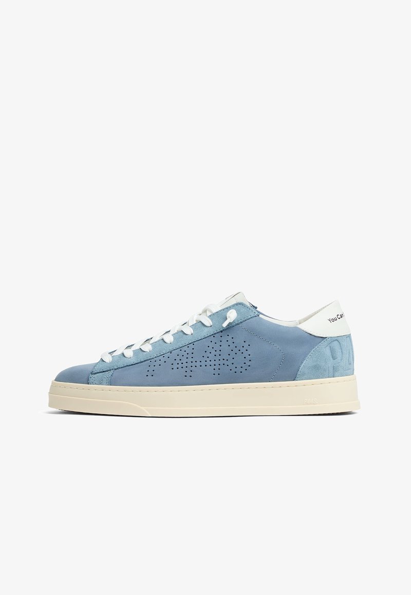 Baskets basses en daim bleu avec lacets blancs, motif étoile perforé sur le côté et languette blanche au talon avec texte partiel. Semelle couleur crème.