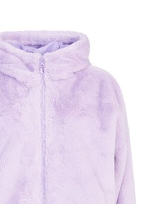 Laventelin pehmeä huppari, jossa on suuri huppu ja etuvetoketju. Kankaan pinta on pörröinen ja hieman epätasainen.