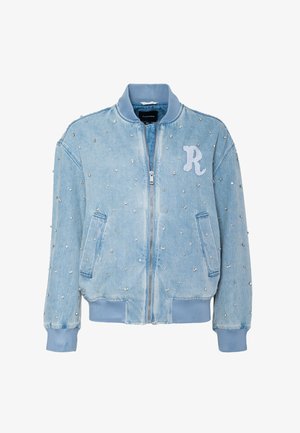 Bomber jacket de mezclilla azul claro con brillantes rhinestones, puños y cuello acanalados, con cierre de cremallera y detalle de letras bordadas.