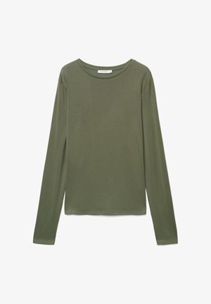 Maglietta a maniche lunghe verde oliva con scollo a girocollo e taglio slim, realizzata in tessuto morbido, stesa su uno sfondo bianco.