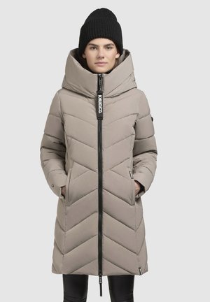 Gevoerde jas in lichtbeige met zigzagpatroon, grote capuchon en een zwarte rits. Beschikt over zijzakken en een merklabel aan de rits.