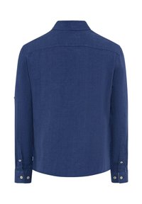 Marineblauwe shirt gemaakt van textuurstof, met een klassieke kraag, lange mouwen en knoopmanchetten. Eenvoudig ontwerp zonder patronen.