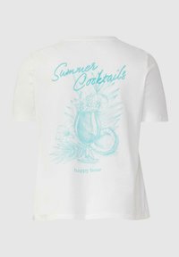 Witte shirt met korte mouwen met een turkooise graphic van een cocktailglas, tropische elementen en de tekst "Zomer Cocktails happy hour."