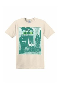 Camiseta de algodón beige con un gráfico impreso de una banda, con texto verde que dice "THE BEATLES LET IT BE YOU KNOW MY NAME."