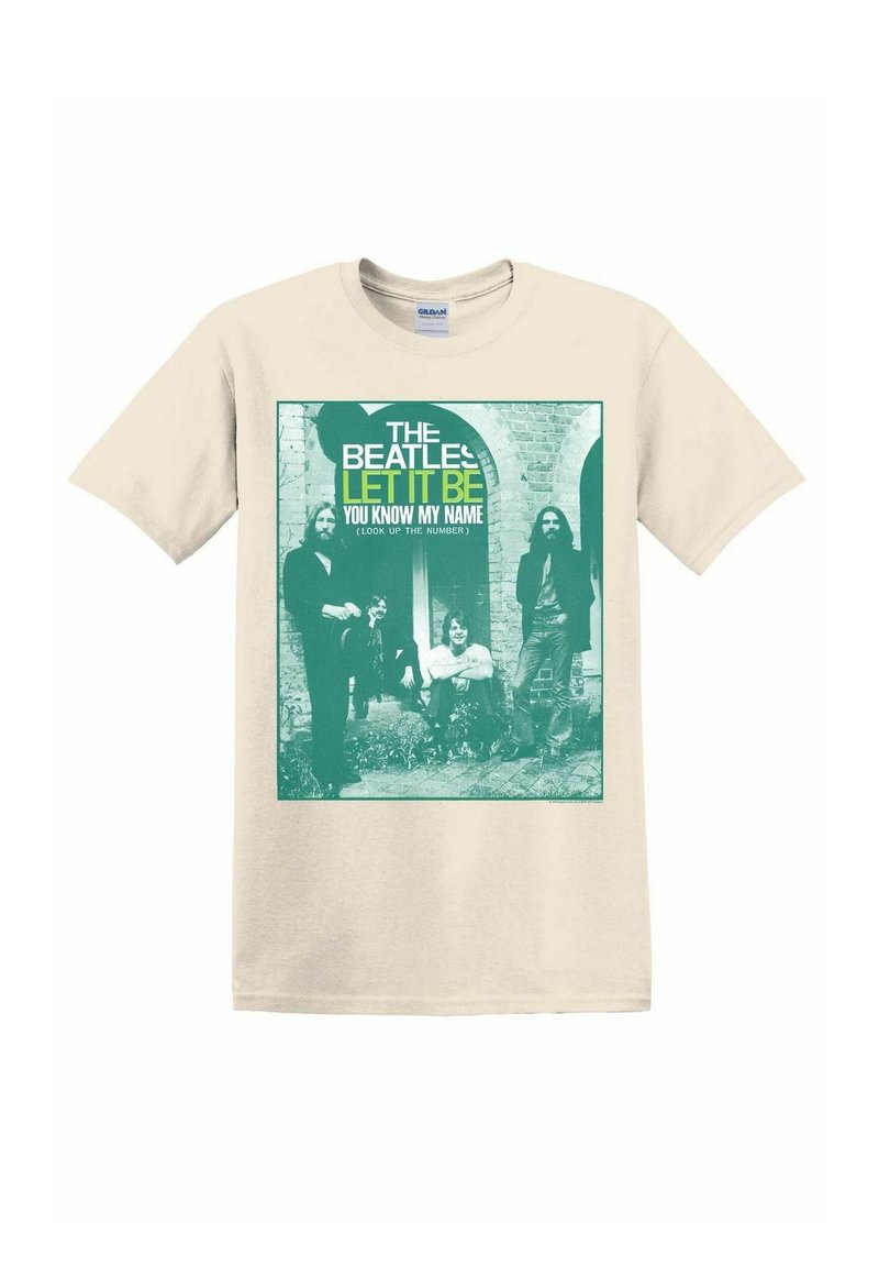 Camiseta de algodón beige con un gráfico impreso de una banda, con texto verde que dice "THE BEATLES LET IT BE YOU KNOW MY NAME."