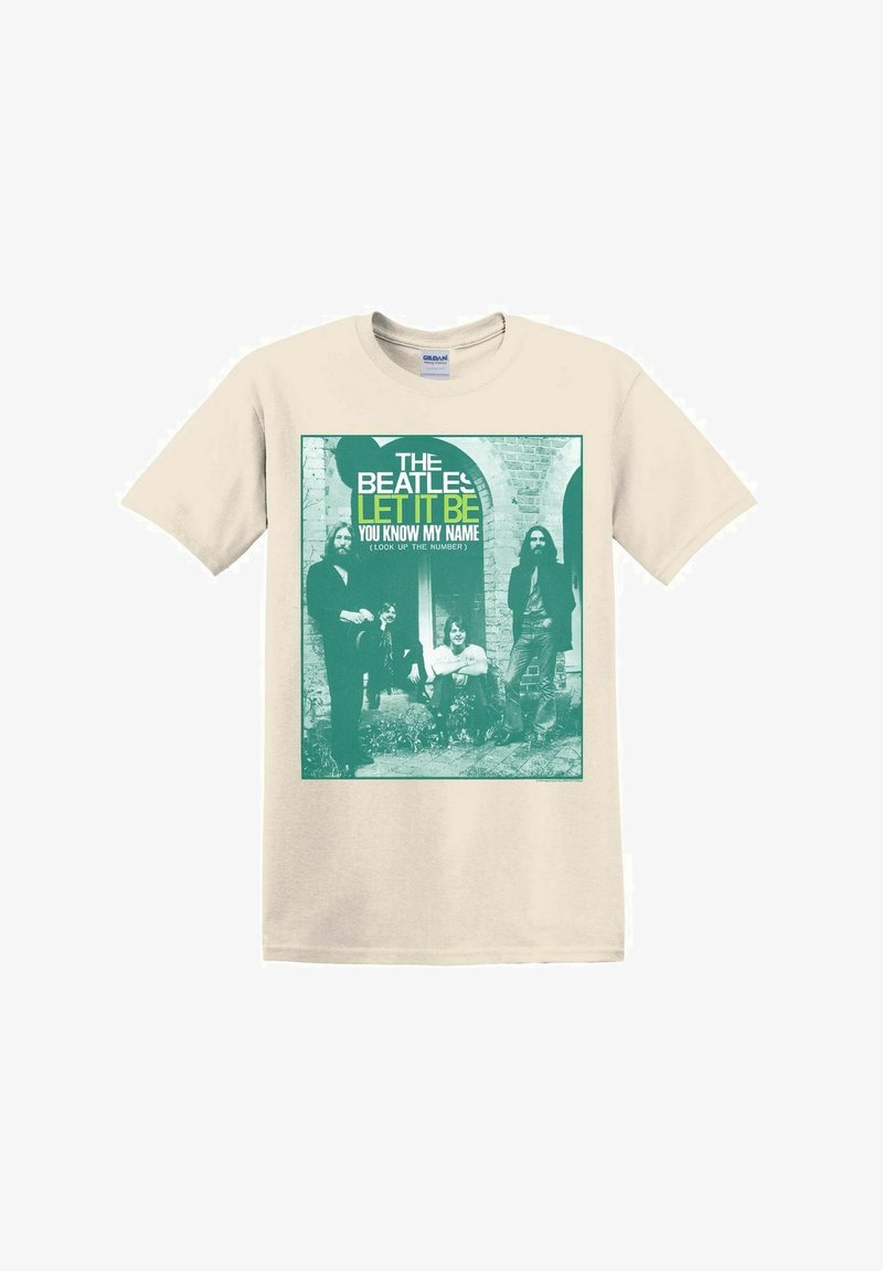 Camiseta de algodón beige con un gráfico impreso de una banda, con texto verde que dice "THE BEATLES LET IT BE YOU KNOW MY NAME."