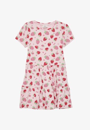 Ružové šaty s krátkym rukávom, s naberaným pásom a hravým vzorom červených a ružových jahôd a malých kvetov po celom povrchu.
