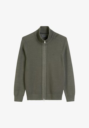 Oliwkowy kardigan na zamek, teksturowana dzianina, wysoki kołnierz i dopasowane mankiety. Posiada subtelne logo na piersi oraz dwie boczne kieszenie.