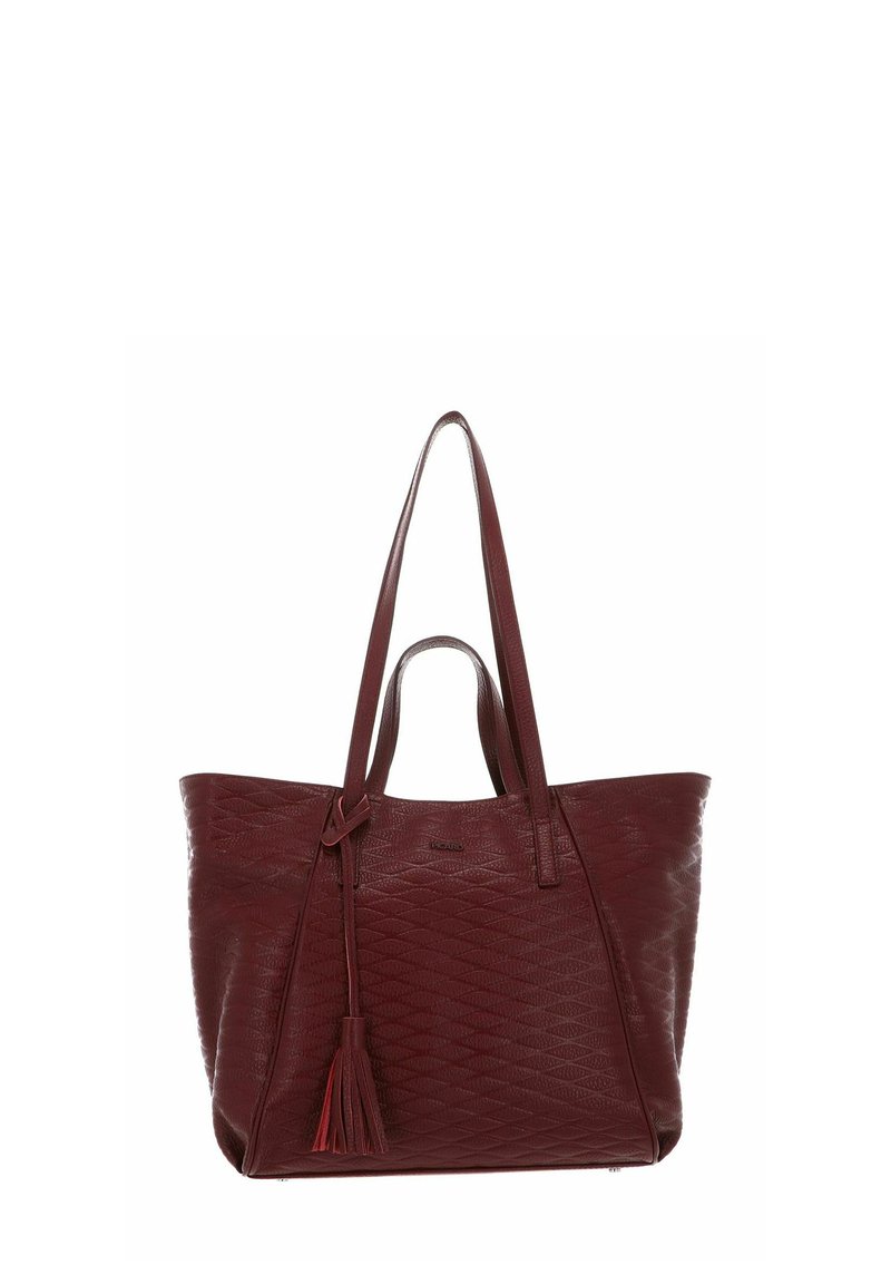 Sac fourre-tout bordeaux en cuir texturé, avec des motifs en forme de losange diagonaux, deux longues poignées et un ornement de pompon sur un côté.