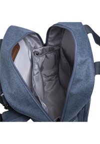 Blå tygryggsäck med en mjuk, strukturerad utsida. Insidan har ett slätt silverfoder och ett separat vadderat fack.