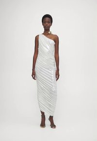 Ασημένιο φόρεμα με έναν ώμο, με υφή και draped σχεδιασμό. Λείο, γυαλιστερό ύφασμα που δημιουργεί μια ρέουσα σιλουέτα. Διακοσμημένο με ελάχιστα κοσμήματα.