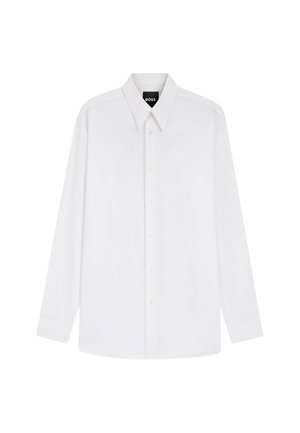 Camicia bianca da uomo a maniche lunghe con bottoni, colletto appuntito ed etichetta "BOSS" all'interno del collo su sfondo semplice.