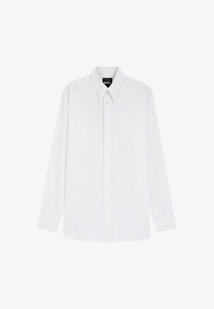 Hvid skjorte med lange ærmer og knapper, spidst krave og mærket "BOSS" inde i kraven på en ensfarvet baggrund.