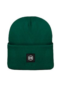 Beanie in maglia verde realizzato in materiale morbido ed elastico. Presenta un risvolto e un'etichetta rettangolare nera con testo bianco.