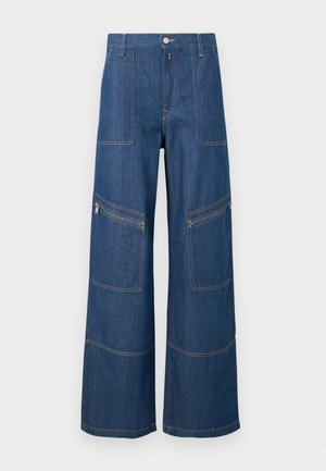 Φαρδιά μπλε τζιν παντελόνια με ψηλή μέση, εμπρός τσέπες με μπαλώματα και τσέπες στα γόνατα με φερμουάρ, παρουσιασμένα σε απλό φόντο.