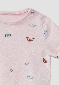 Roze babyshirt met witte spiraalpatronen, featuring blauwe cartoonkikkers, rode krabben met opgerichte klauwen en kleine gele en rode harten.