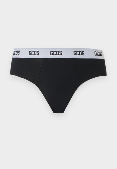 Sous-vêtements noirs de style slip avec une ceinture blanche ornée de logos "GCDS" noirs répétés.