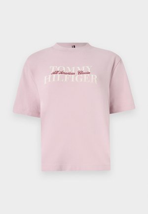 Tricou roz scurt din bumbac, cu guler rotund și mâneci scurte. Logo imprimat centrat cu text alb și roșu.