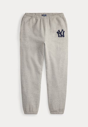 Hellgraue Jogginghose mit elastischem Bund und Bündchen, mit einem dunkelblauen New York Yankees Logo am oberen linken Oberschenkel.