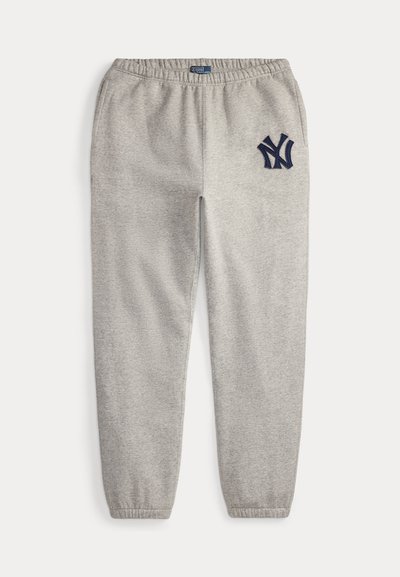 Lys grå joggebukser med elastisk midje og mansjetter, med en marineblå New York Yankees-logo på øvre venstre lår.