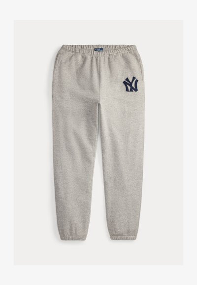 Lys grå joggebukser med elastisk midje og mansjetter, med en marineblå New York Yankees-logo på øvre venstre lår.
