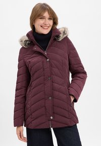 Bordeaux gewatteerde jas met een nepbont gevoerde capuchon, drukknoopjes en voorzakken met rits. Heeft een slim fit en een geribde kraag.
