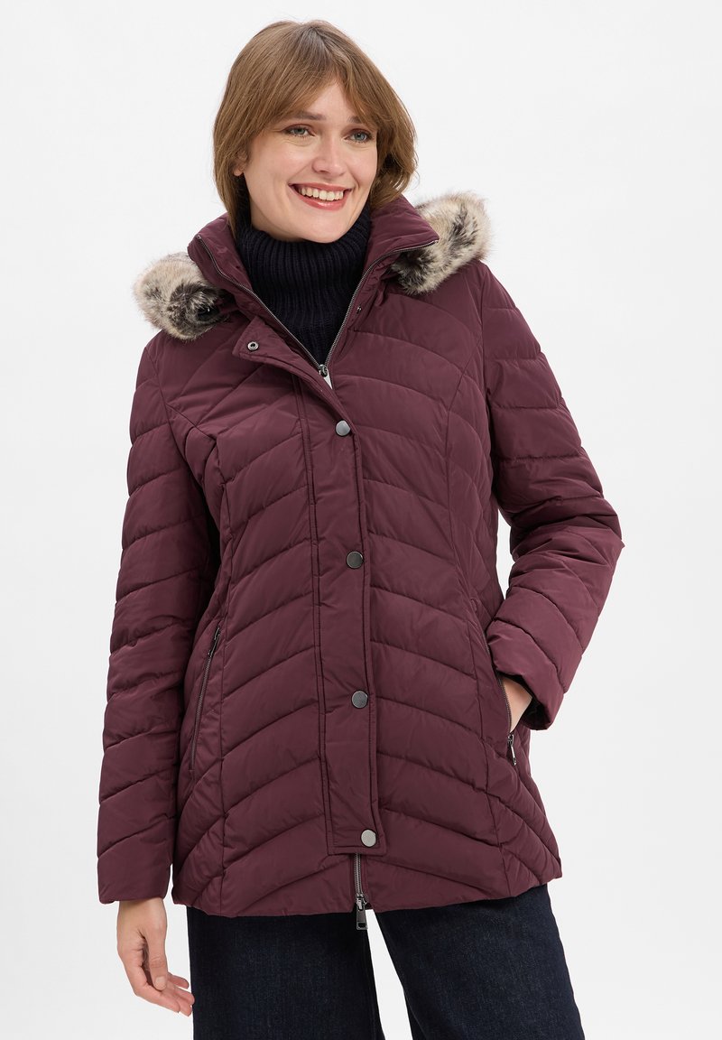 Bordeaux gewatteerde jas met een nepbont gevoerde capuchon, drukknoopjes en voorzakken met rits. Heeft een slim fit en een geribde kraag.