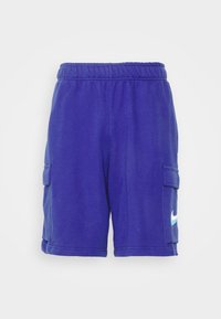 Shorts de sport bleus avec taille élastique et poches cargo latérales, arborant un logo Nike swoosh blanc et bleu sur la poche droite.