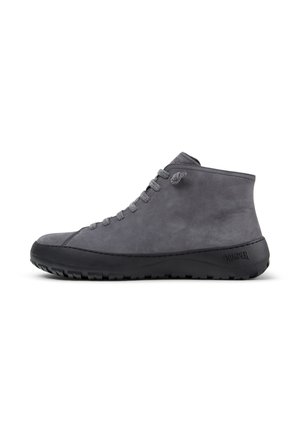 Sneaker grigia alla caviglia con lacci e suola nera testurizzata, vista di lato su sfondo bianco.