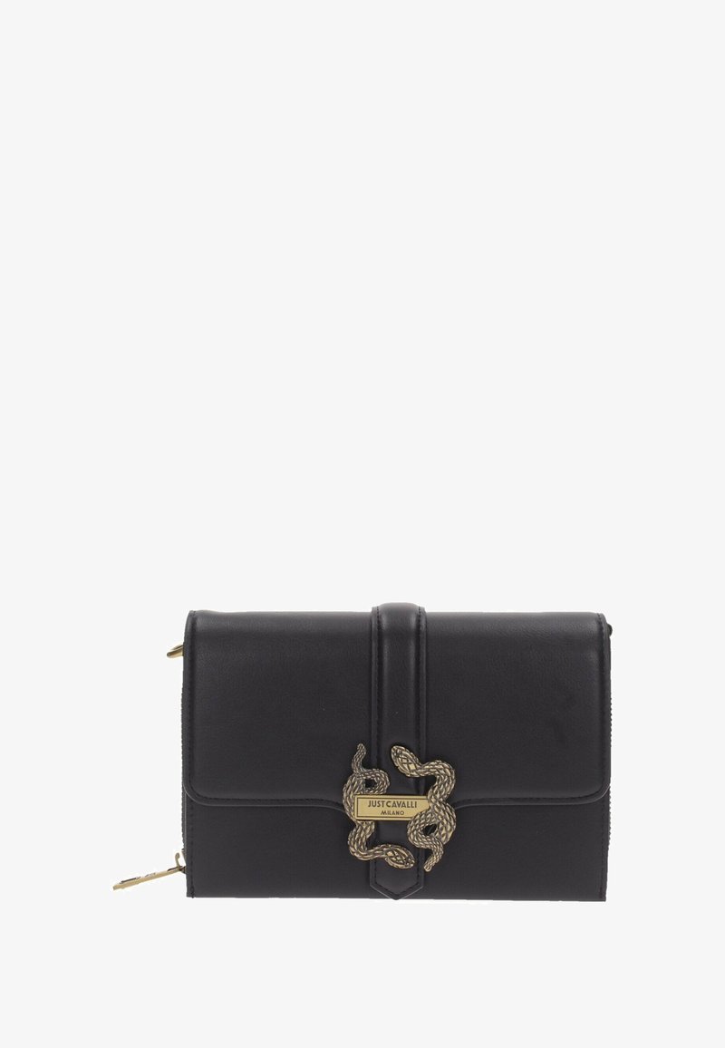 Cartera de cuero negro con cierre en forma de serpiente dorada y una placa con el logo de Just Cavalli Milano en la solapa frontal.