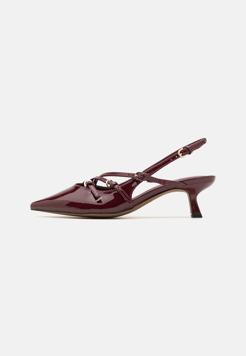 Burgundy kiilauhteella päällystetty slingback-kengät, joissa on teräväkärkinen malli, pieni korko, koristeelliset nauhanyökkäysdetaljit ja kiiltävä pinta.