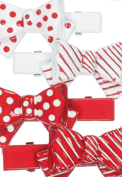 Set di quattro fermagli per capelli: due rossi con pois bianchi, uno bianco con pois rossi, uno bianco con strisce rosse. Tutti hanno una finitura lucida.