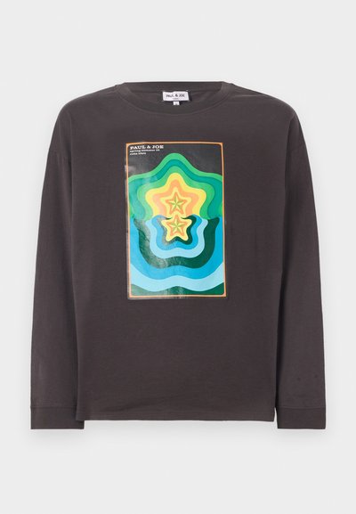 Donkergrijze lange mouw T-shirt met een kleurrijk geometrisch ontwerp met golven en sterren in groen, blauw, geel en oranje.