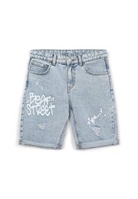 Shorts in denim azzurro chiaro con dettagli scuciti, pantaloni arrotolati e una stampa grafica con la scritta "Beat Street" sulla gamba sinistra.