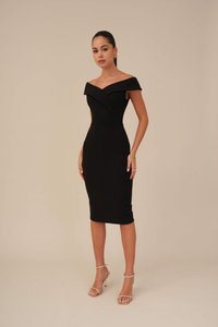 Zwarte off-shoulder aangesloten jurk met midi-lengte, voorzien van een gedraaide detail bij de buste. Geaccessoriseerd met metallic sleehakken.