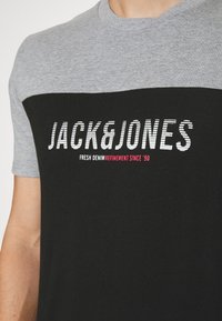 Jack & Jones JJEDAN BLOCKING TEE O NECK - T-shirt con stampa - black