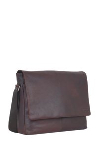 Rjava usnjena torba za messenger z zapiralom na pokrovu, teksturirano površino in snemljivi naramnici. Minimalistična zasnova brez vidne strojne opreme.