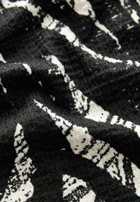 Next TALL FIT - LONG SLEEVES RUCHED  - Päevakleit - black and white mono zebra print