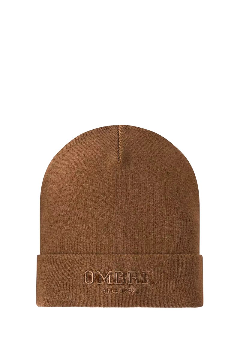 Ruskea neulottu pipomalli, jossa on käännettävä suora reuna. Etupuolella on kohokuvioituna sanat "OMBRE" ja "SINCE 1955" samanvärisellä langalla.