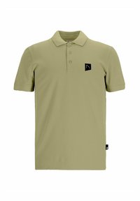 Khaki színű pólóing, galléros nyakkal, háromgombos patenttal, rövid ujjakkal, és egy fekete négyzet alakú jelölővel a bal mellen.