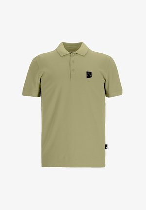 Khaki krūšturis ar apkakli, trīs pogu plūsmu, īsām piedurknēm un melnu kvadrātveida plāksteri ar logo kreisajā krūtī.