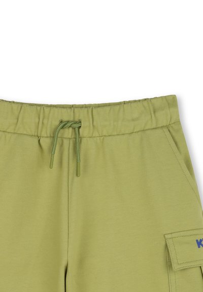 Lichtgroene joggingsbroek met een elastische tailleband, verstelbaar trekkoord en zijzakken; heeft een patchzak met een merkaccent.