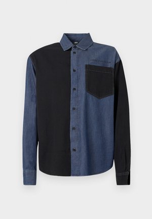 Cămașă cu nasturi, având un design împărțit: partea stângă neagră, partea dreaptă albastră de denim, cu un buzunar pe piept și detalii de marcă deasupra acestuia.