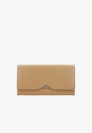 Portafoglio in pelle beige con chiusura a pattina e piccolo dettaglio logo argento al centro sul davanti su sfondo bianco.
