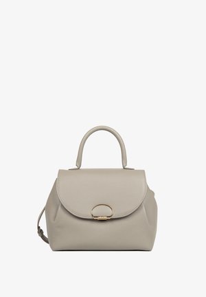 Sac à main en cuir gris avec un rabat arrondi, une poignée supérieure et un fermoir ovale doré sur le devant, posé sur un fond blanc.