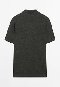Polo shirt grigio scuro a maniche corte con una texture sottile, design con colletto e orlo dritto. La vista posteriore non presenta ulteriori dettagli.